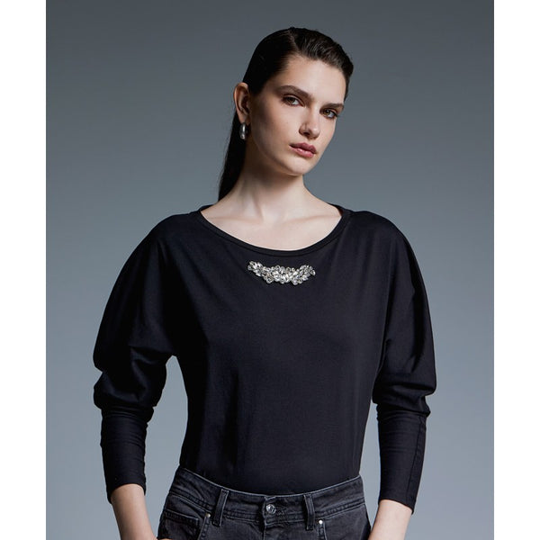 BROOCH Black Blouse